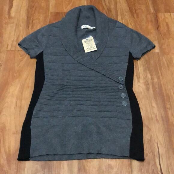 Pink Rose Gray and Black Top Size Small (Juniors) - Picture 1 of 4